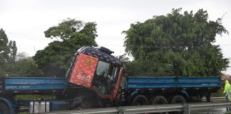 Acidente com carreta interdita uma das faixas da Washington Luís em São Carlos
