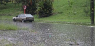 Córrego transborda e rotatória do Cristo é inundada por causa da chuva