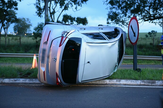 Roubo de carro termina em acidente grave na SP 215 | São Carlos em Rede