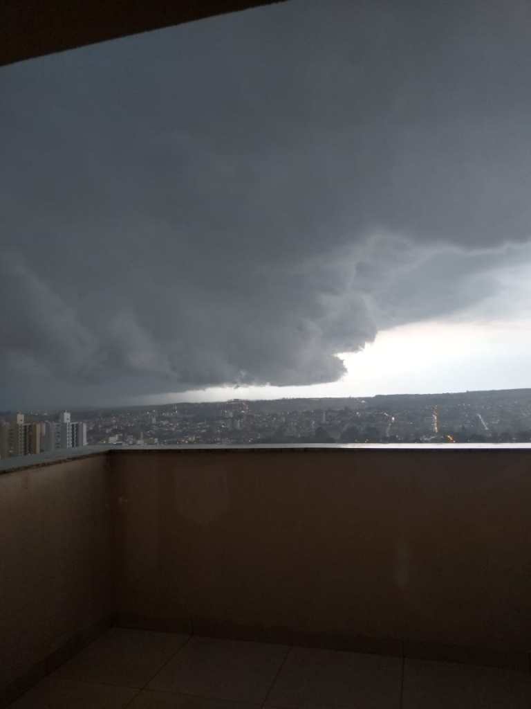 Tempestade comendo o céu