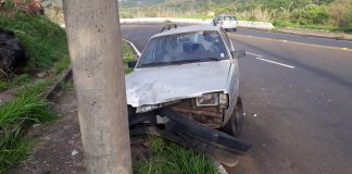 Carro acerta poste na Serrinha do Aracy