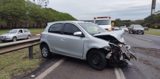 Carro descontrolado acerta proteção metálica na WL