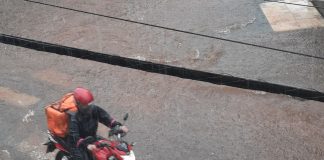 Vídeos: Baixada do Mercado tem ruas inundadas; Comércio fecha