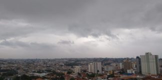 “Dia vira noite” em São Carlos: cidade registra chuva
