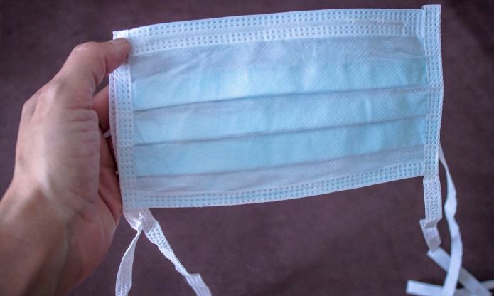 Máscara descartável.