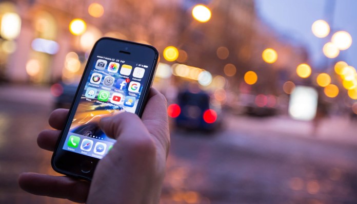 Pessoas_afirmam_temer_anúncios_sobre_conversas_recentes_no_celular_(3) Pessoas_afirmam_temer_anúncios_sobre_conversas_recentes_no_celular_(3)