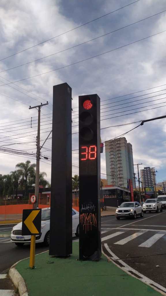 Semáforos tem risco de queda