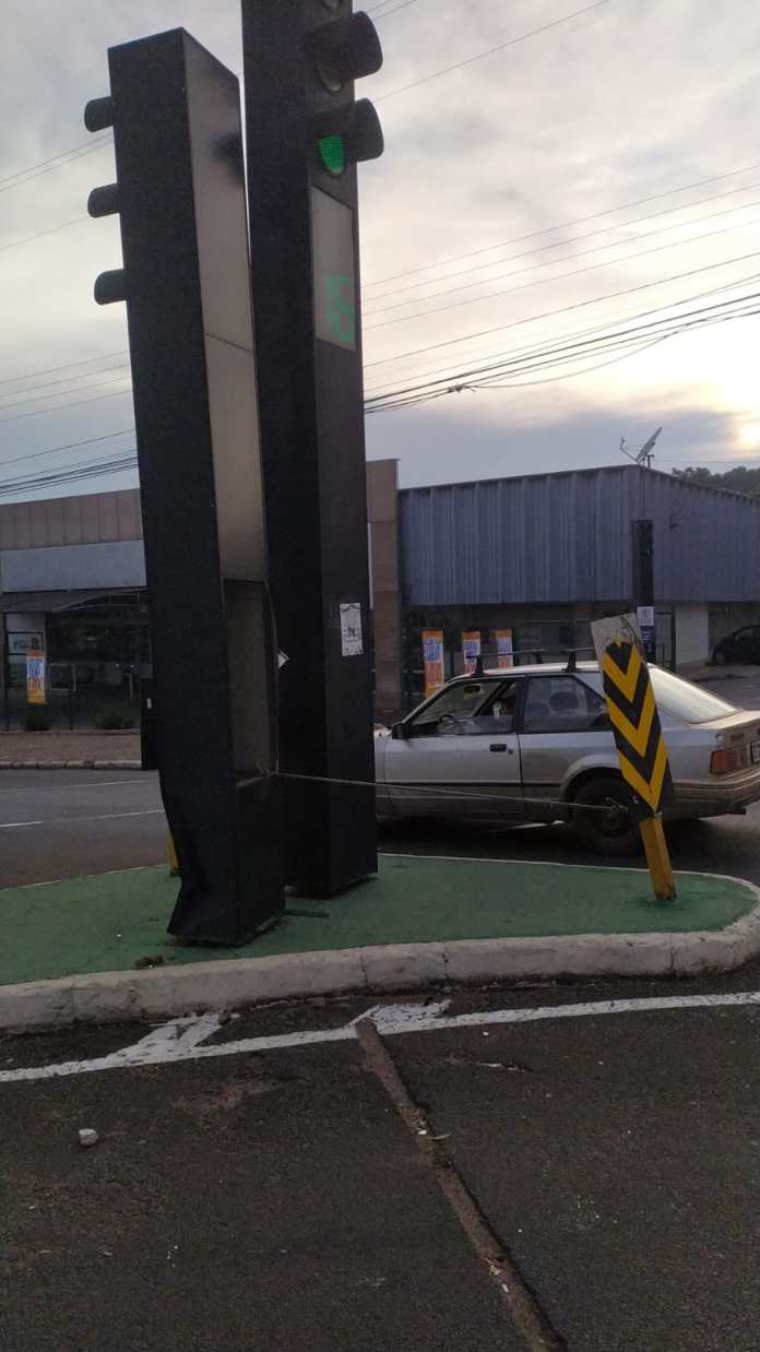 Semáforos foram amarrados por corda Semáforos foram amarrados por corda