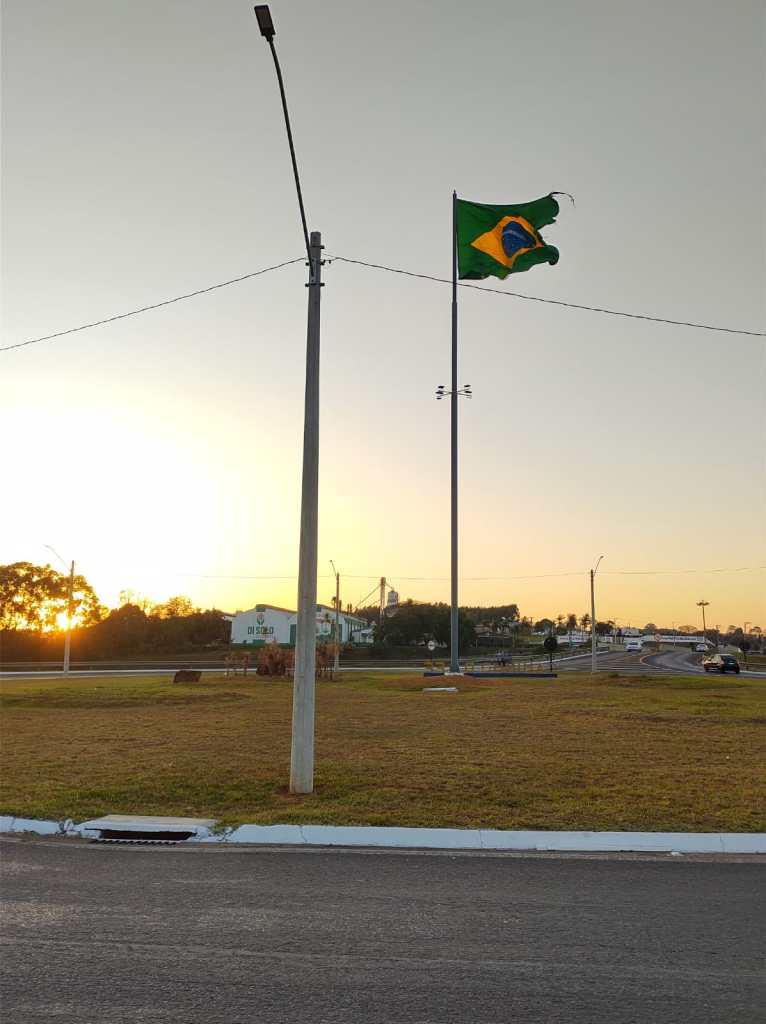 Bandeira do Brasil não resistiu ao vento