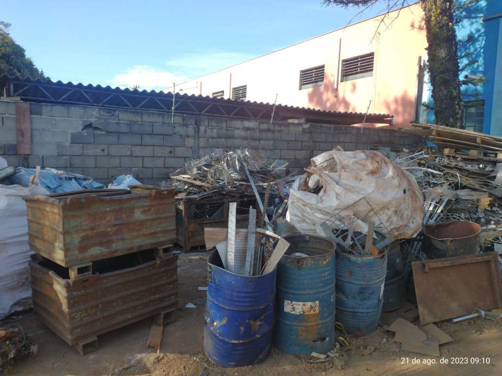 Operação em São Carlos nos depósitos de sucatas