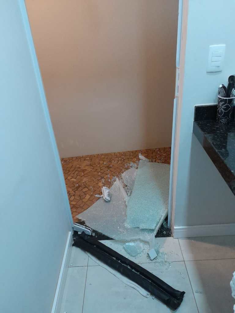 Furto: porta estourada