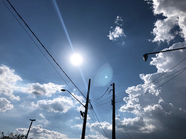 Sol forte com tempo seco e quente em São Carlos Sol forte com tempo seco e quente em São Carlos