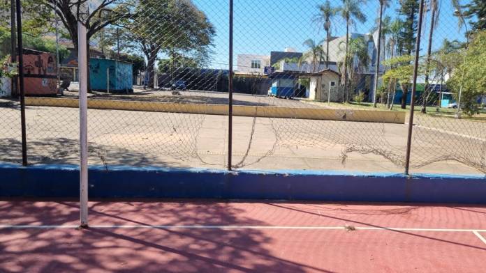 Quadra de esportes em péssimas condições Quadra de esportes em péssimas condições