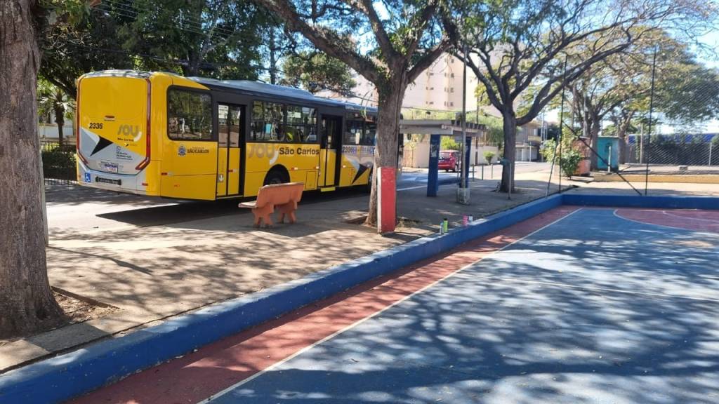 Quadra de esportes sem alambradp