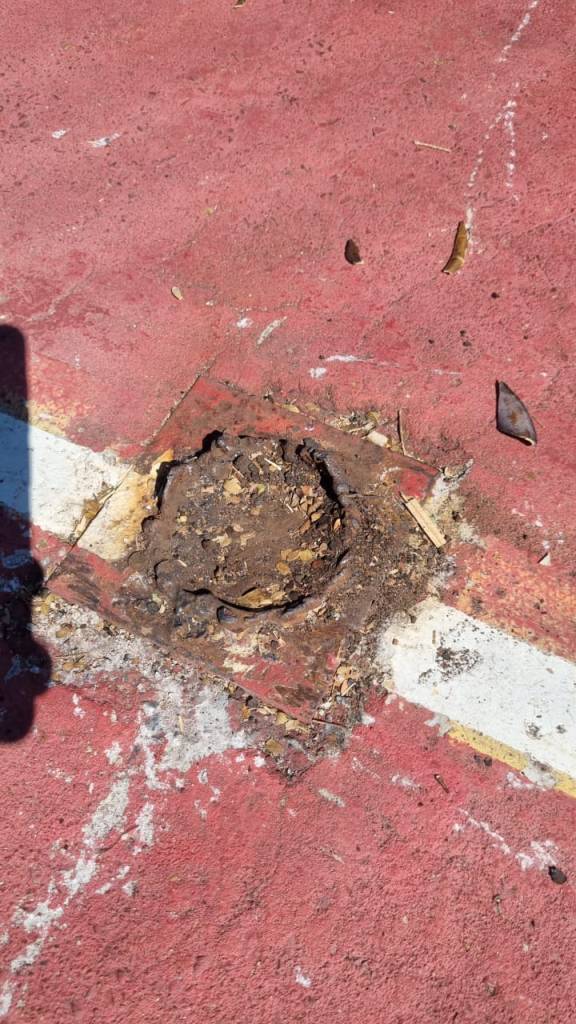 Quadra de esportes em péssimas condições