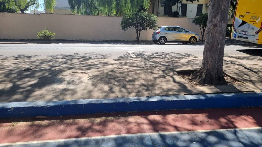 Quadra de esportes em péssimas condições