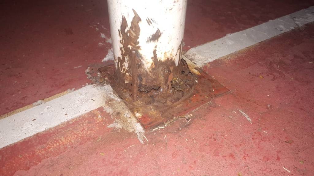 Quadra de esportes em péssimas condições