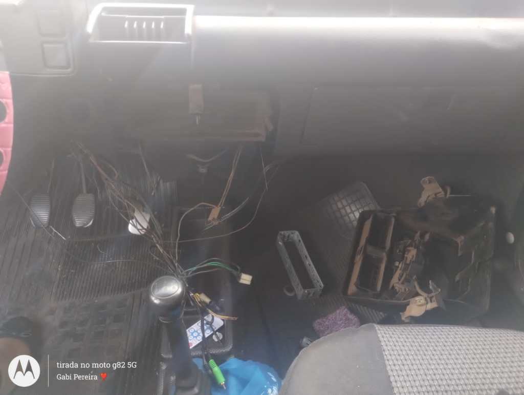 Ladrões depenaram o Fiat Uno