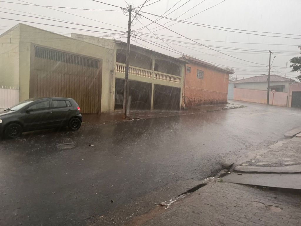 Ventania e chuva forte em São Carlos