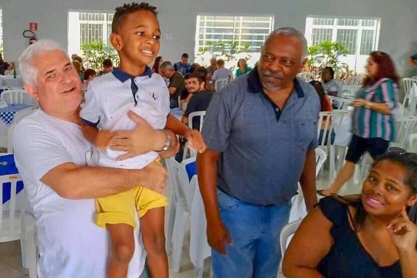 Marquinho observou que “a eleição é o momento de exercer o direito democrático ao voto e reiterar a confiança em quem trabalha com seriedade; por isso peço aos amigos servidores municipais que sempre contaram comigo, que reelejam o Adail,que tem meu total apoio na eleição e terá no novo mandato, caso seja reeleito”.
