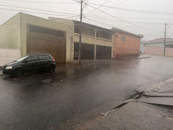 Ventania e chuva forte em São Carlos Ventania e chuva forte em São Carlos
