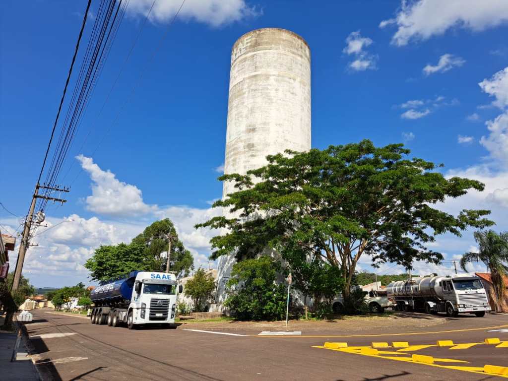 SAAE trabalha em manutenção e leva água porta a porta no Douradinho