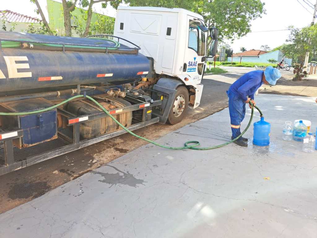 SAAE trabalha em manutenção e leva água porta a porta no Douradinho