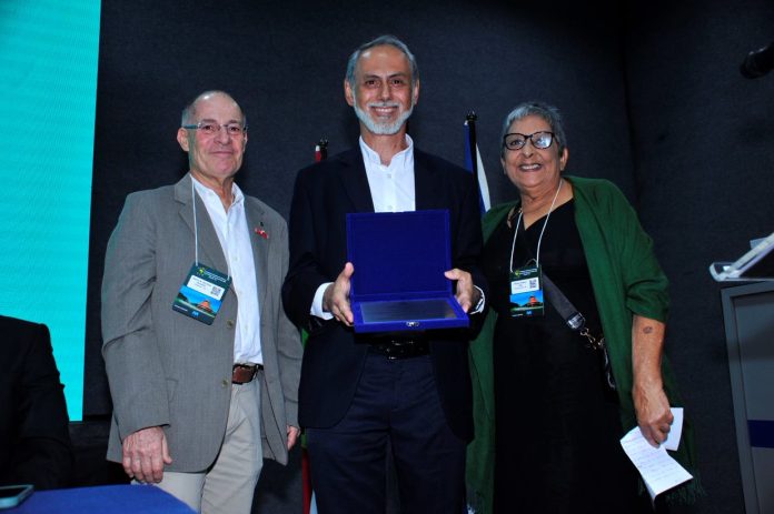 O próprio Mattoso elenca algumas contribuições, mas sempre faz questão de ressaltar que os resultados não são individuais, mas mérito do trabalho em equipe. O próprio Mattoso elenca algumas contribuições, mas sempre faz questão de ressaltar que os resultados não são individuais, mas mérito do trabalho em equipe.