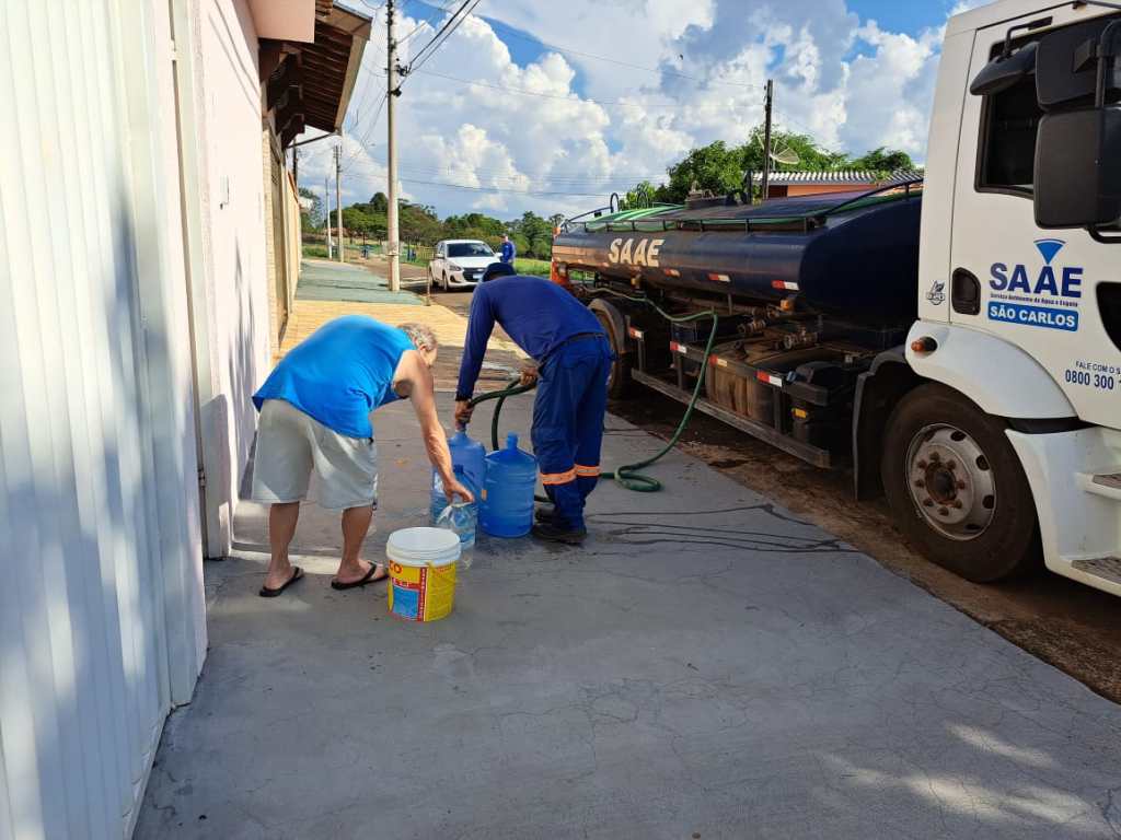 SAAE trabalha em manutenção e leva água porta a porta no Douradinho