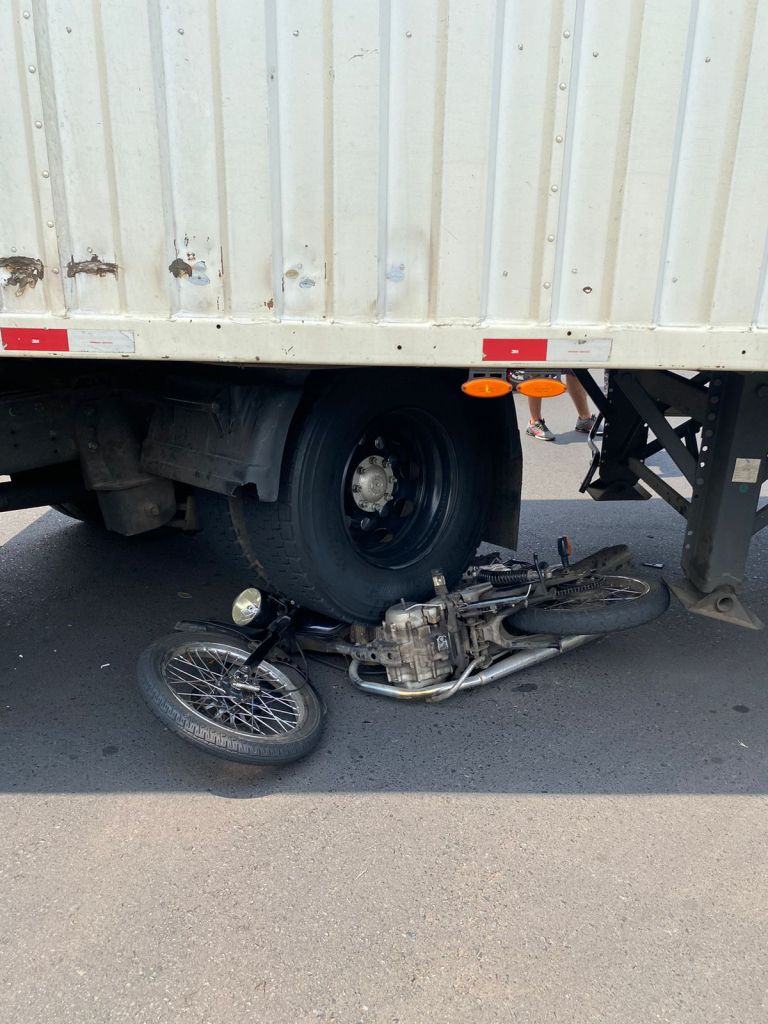 Moto foi parar embaixo de carreta