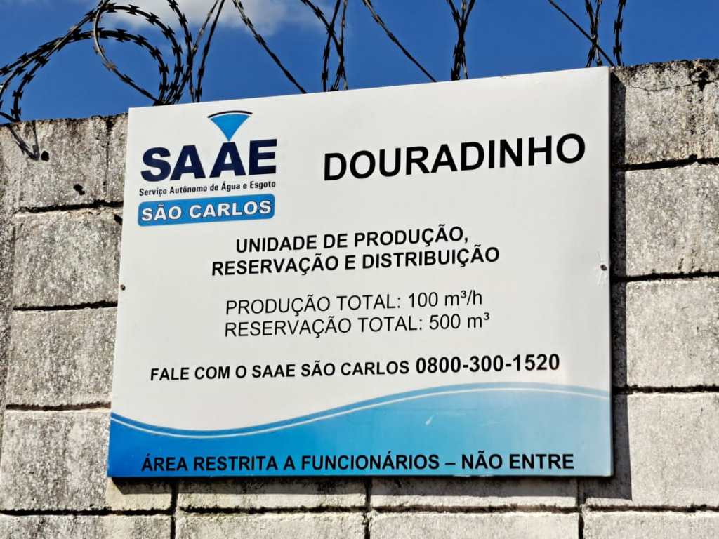 SAAE trabalha em manutenção e leva água porta a porta no Douradinho