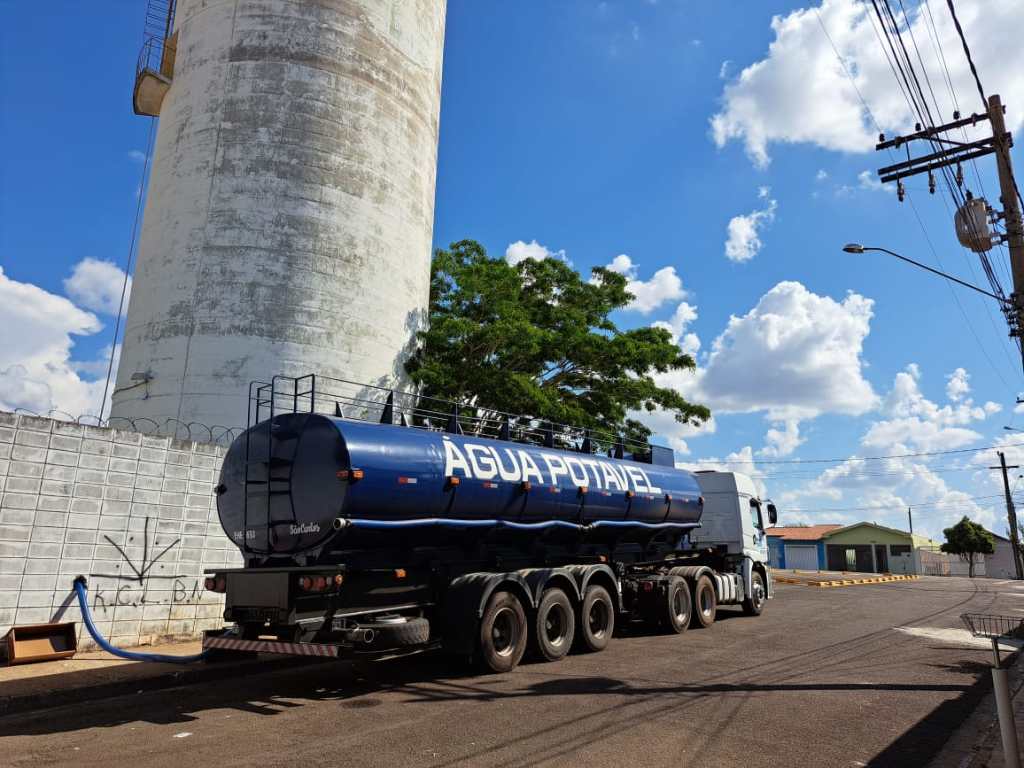 SAAE trabalha em manutenção e leva água porta a porta no Douradinho