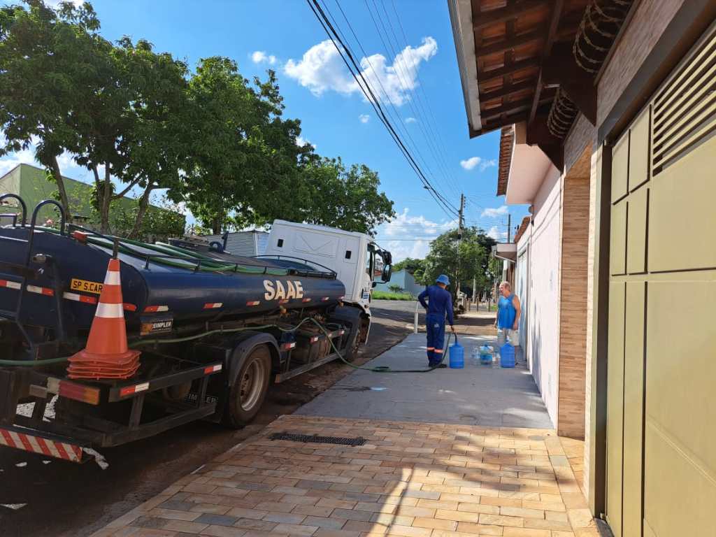 SAAE trabalha em manutenção e leva água porta a porta no Douradinho