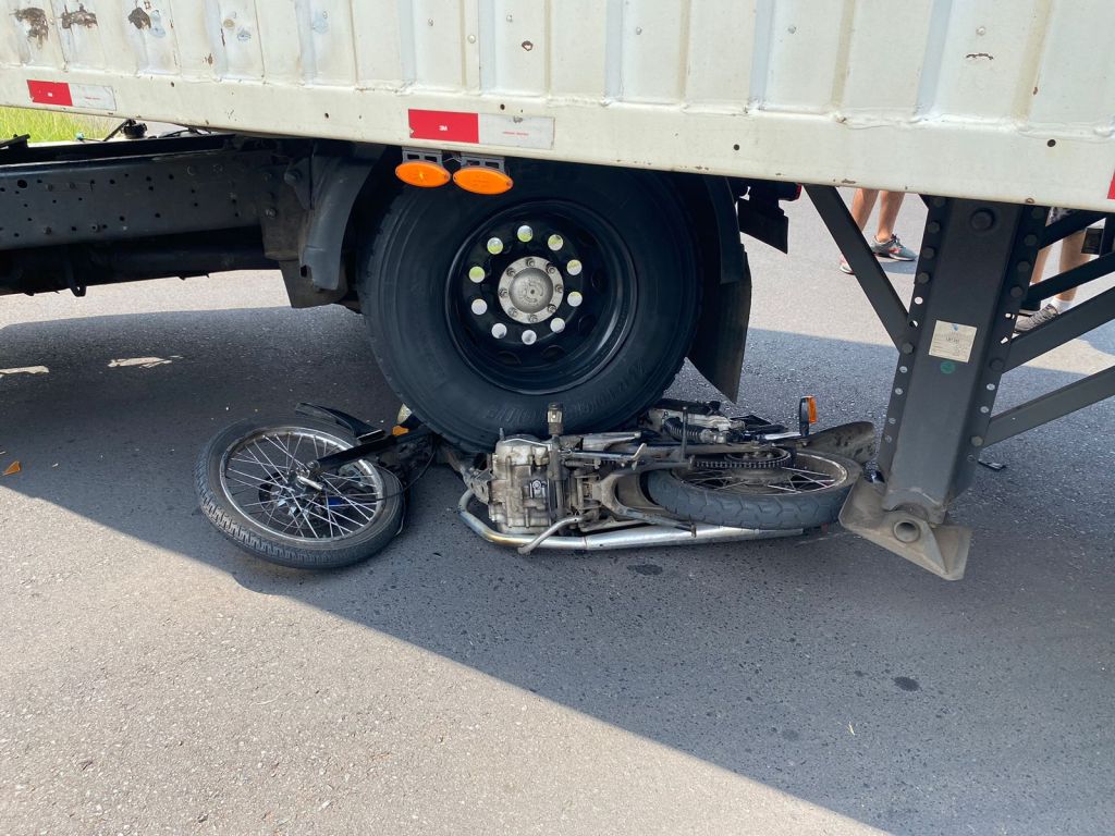 Moto foi parar embaixo de carreta