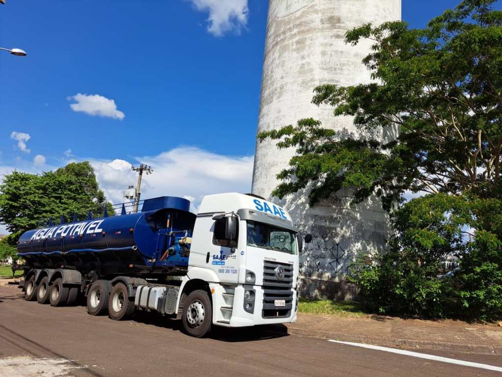 SAAE trabalha em manutenção e leva água porta a porta no Douradinho