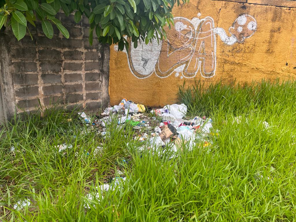 Lixo na frente do Poupatempo