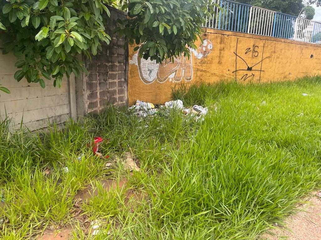 Lixo na frente do Poupatempo