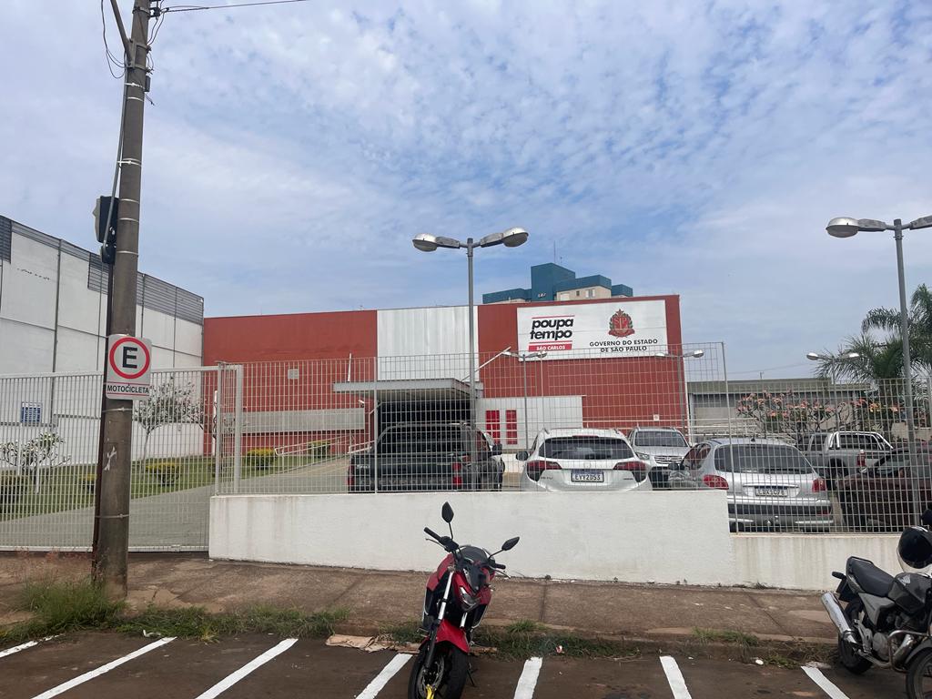 Lixo se acumula na frente do poupatempo