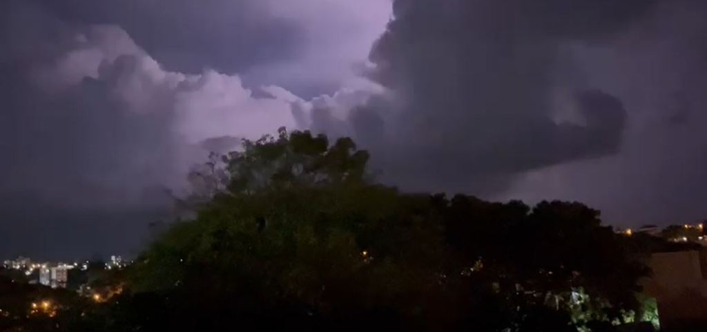 Tempestade de raios em São Carlos vista do Ricetti