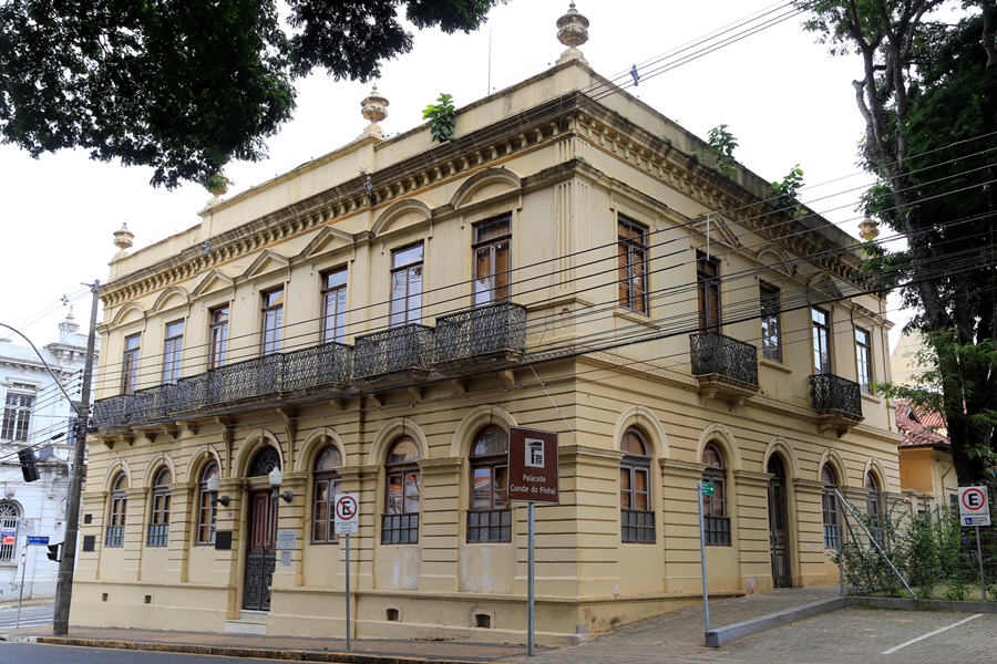 Larvas na calçada do Palacete Conde do Pinhal