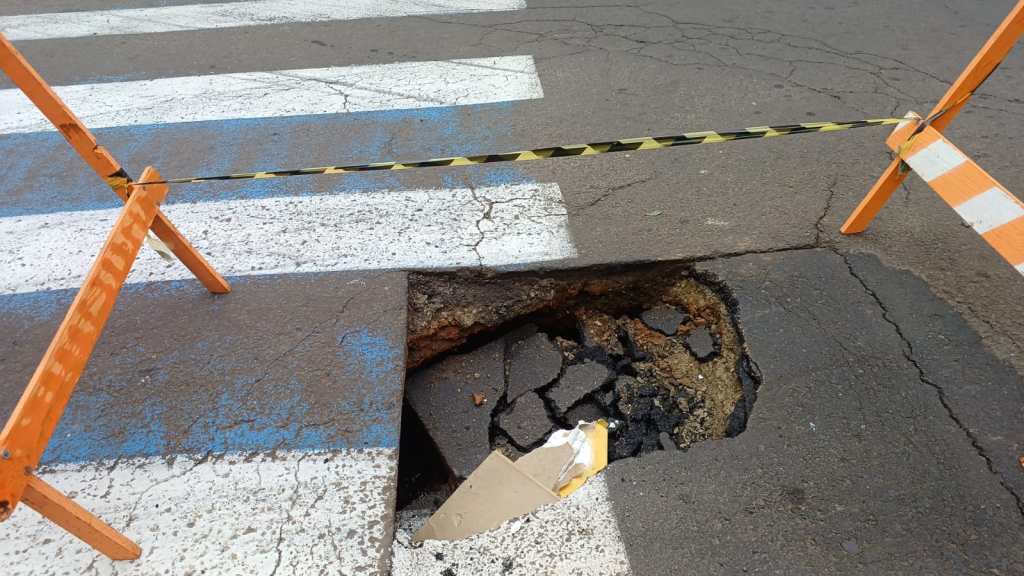 Buraco na avenida São Carlos