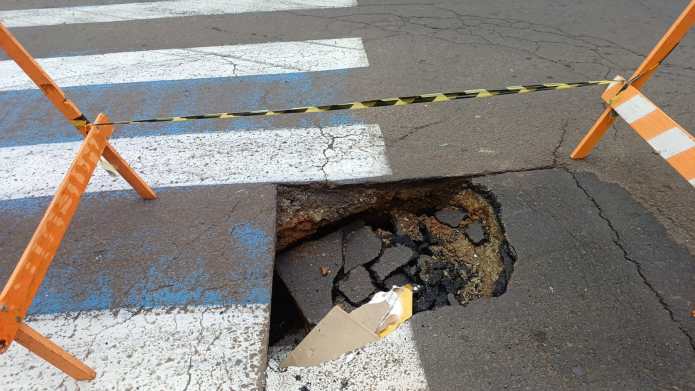 Buraco na avenida São Carlos Buraco na avenida São Carlos