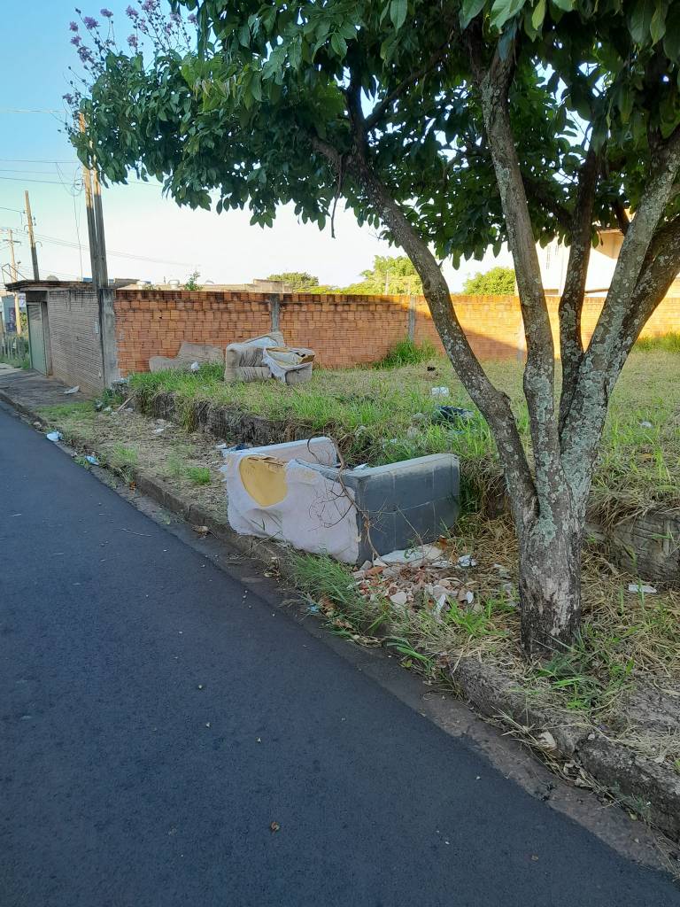 Cemitério de sofás na Vila Irene