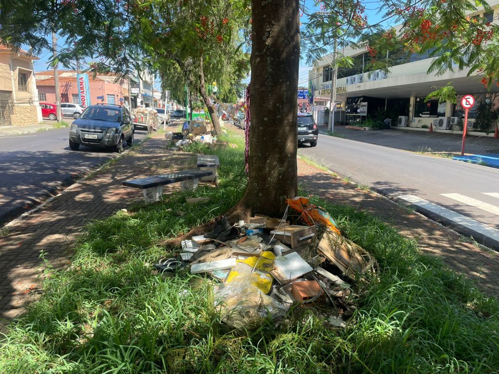 Sujeira na Rua Larga