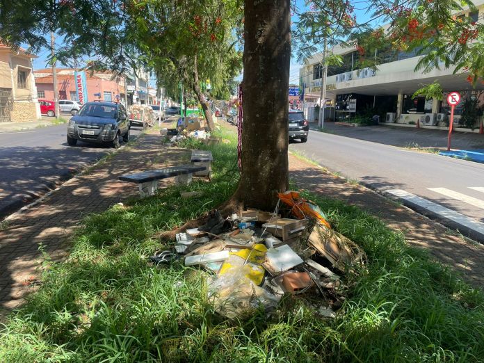 Sujeira na Rua Larga Sujeira na Rua Larga