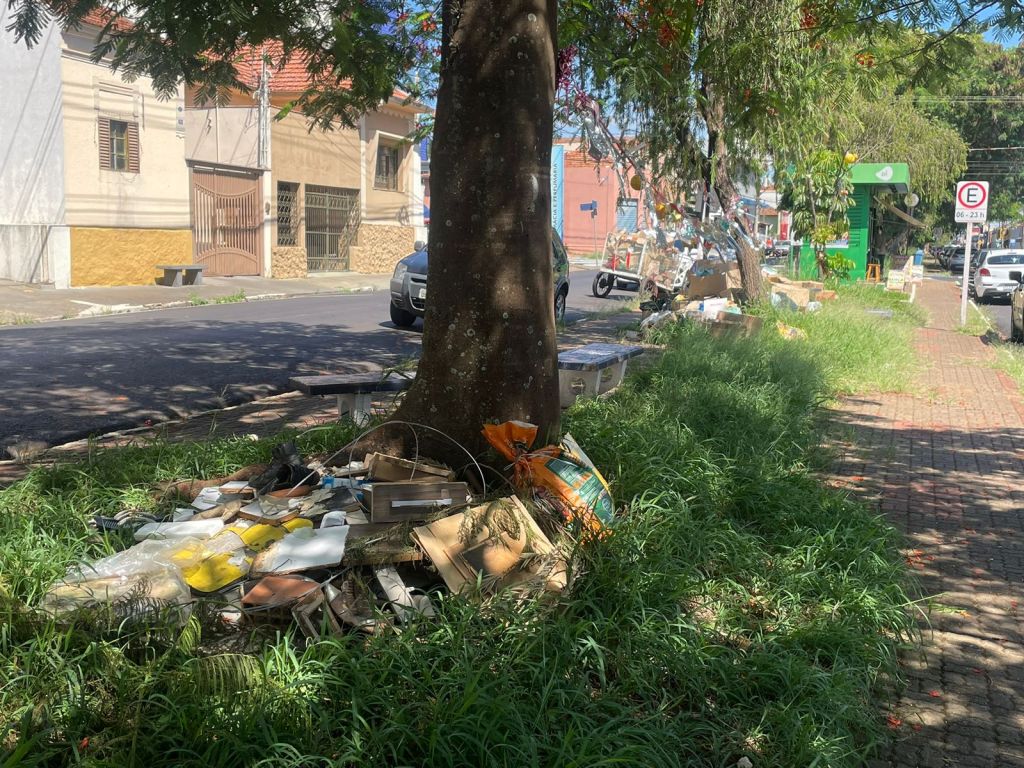 Sujeira na Rua Larga