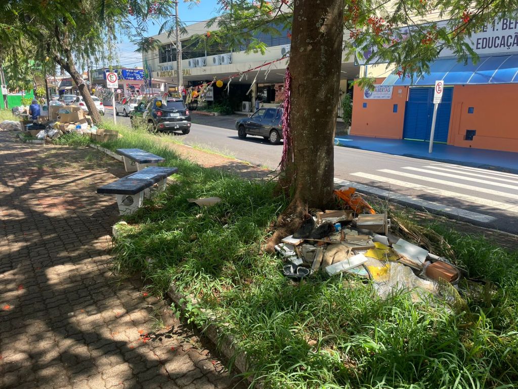 Sujeira na Rua Larga