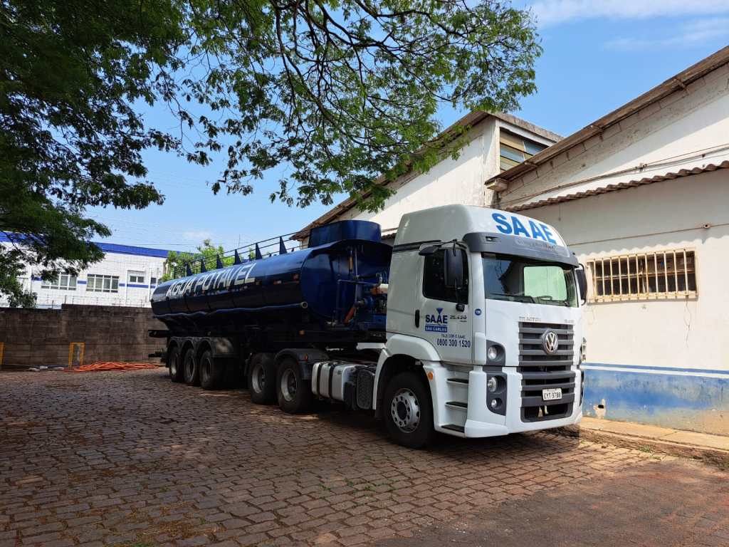 Água tem usado caminhões pipa