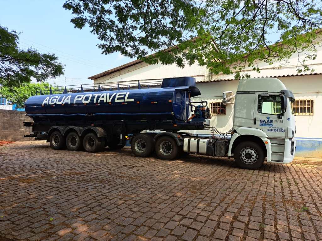 Água tem usado caminhões pipa