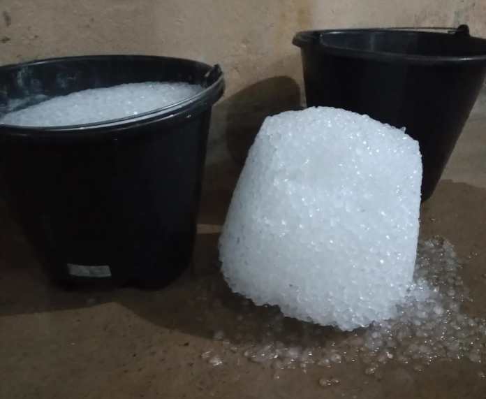 Chuva de granizo encheu balde Chuva de granizo encheu balde